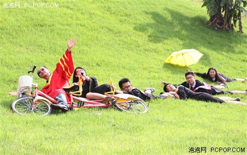 毕业照出动无人机航拍 记录搞怪时刻 