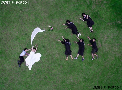 毕业照出动无人机航拍 记录搞怪时刻 