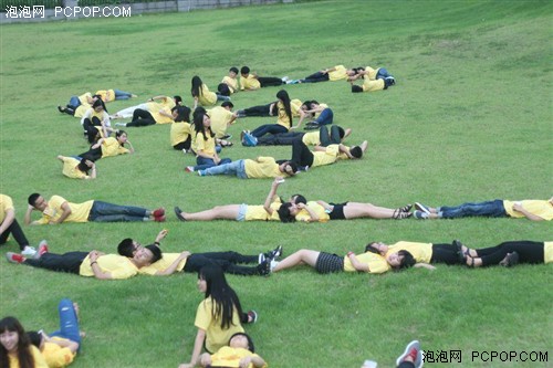 毕业照出动无人机航拍 记录搞怪时刻 