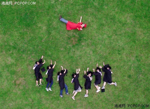 毕业照出动无人机航拍 记录搞怪时刻 