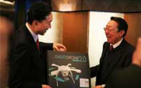 日本前首相获赠中国无人机 笑言想坐着来中国-航拍网