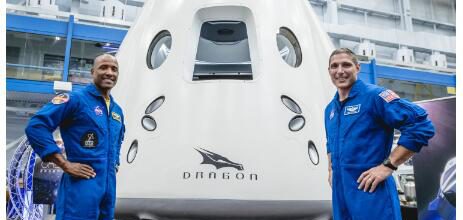 SpaceX公开展示载人龙飞船 明年将送宇航员进太空-航拍网
