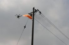 重庆供电公司自制喷火无人机,烧毁马蜂窝稳妥妥-航拍网