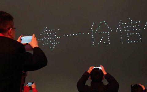 南昌红谷滩上演无人机花式快闪-航拍网