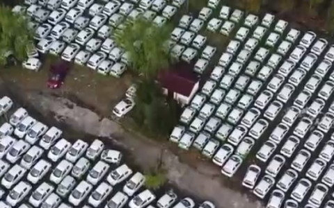 航拍共享汽车坟场,停车费一年几万-航拍网