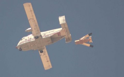 低成本木制无人机靠飞行载具带动,空中被释放后自动打开机翼-航拍网