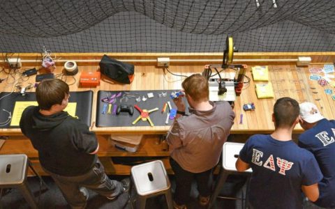 校园设施丢空超过 40 年，改建成地下无人机实验场-航拍网