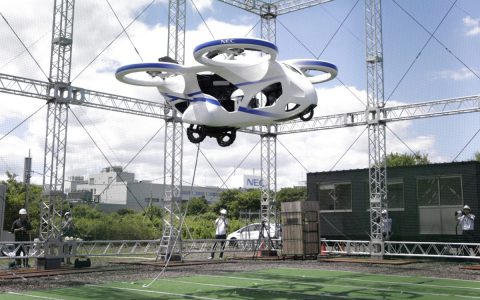 视频:NEC's “flying car” 乘客无人机正式起飞-航拍网