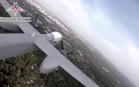 俄罗斯新的高空无人机首次飞行,他们想用一吨炸弹武装它-航拍网