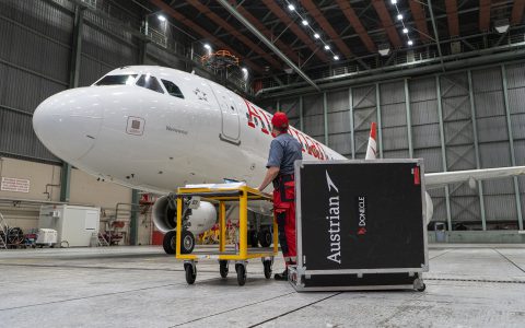 奥地利航空公司利用无人机检查飞机-航拍网