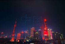 百架无人机编队点亮上海夜空 浦东7万人同唱《我和我的祖国》-航拍网