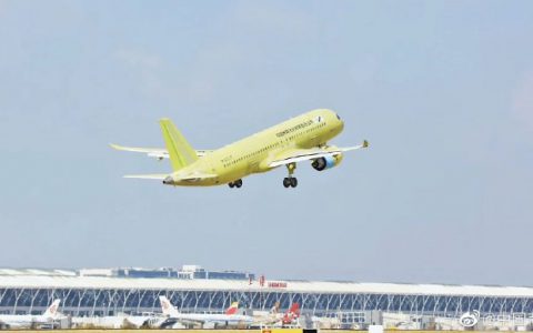 中国大型客机C919第五架试飞飞机完成首飞-航拍网