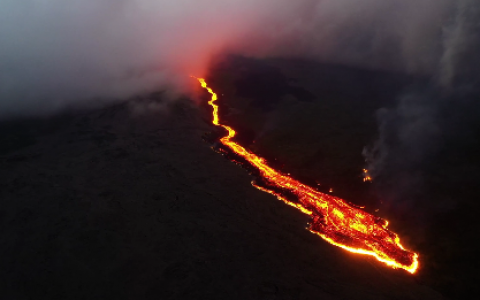 疯狂航拍:皮顿·德拉·富尔纳瓦火山喷发的壮丽影像-航拍网