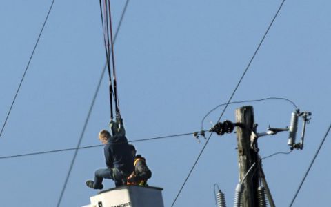 男子尝试进行非法定点跳伞 不幸被电线缠住-航拍网