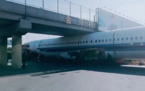 视频：活久见！哈尔滨一飞机卡在马路上-航拍网