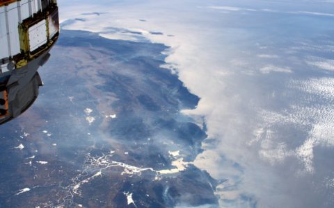 NASA宇航员展示太空视角下美国加州狂风肆虐的野火-航拍网