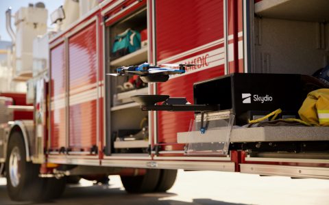 Skydio 2自动飞行无人机 拥有可充电的起降扩展坞-航拍网