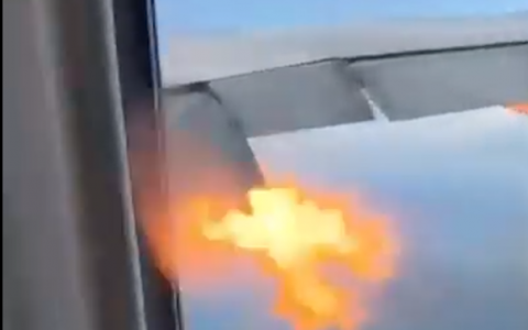 波音飞机起飞后高空喷火 紧急返航无人员伤亡-航拍网