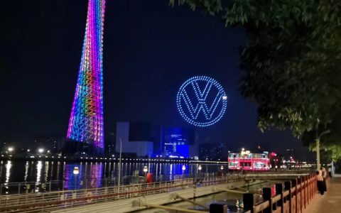 广州塔“飞”来大众 无人机在天空组成立体汽车-航拍网
