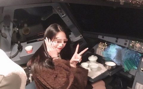 违规操作 机长帮助年轻女子进入驾驶室摆拍引热议-航拍网