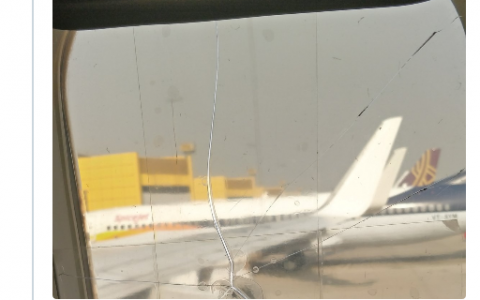 飞机窗户现裂缝咋办?印度一航空公司贴胶带修复-航拍网