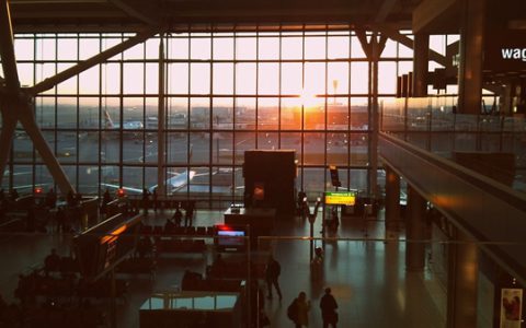 德国空姐罢工!航空公司瘫痪:18万旅客受困-航拍网