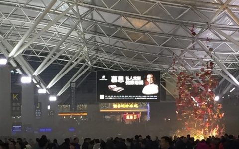 西安咸阳国际机场T3航站楼冒浓烟,冒烟点为一微型睡眠屋-航拍网