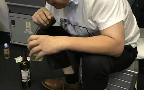 老人飞机上突发疾病 医生自制装置用嘴吸尿救人-航拍网