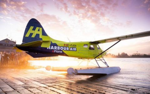 世界首架全电动商用飞机完成首飞-航拍网