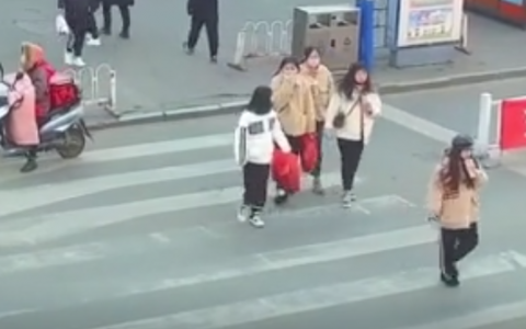 警察无人机喊话市民戴口罩-航拍网