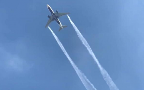 美客机小学操场上空放油致26人伤-航拍网