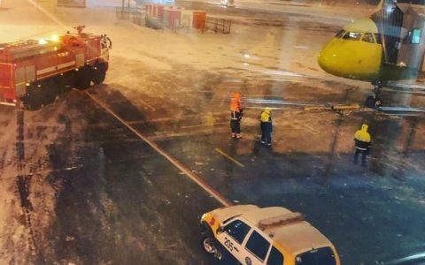 俄S7航空客机起飞前引擎起火 无人受伤-航拍网