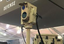 波音测试新型激光炮武器 与上百架无人机进行对抗-航拍网