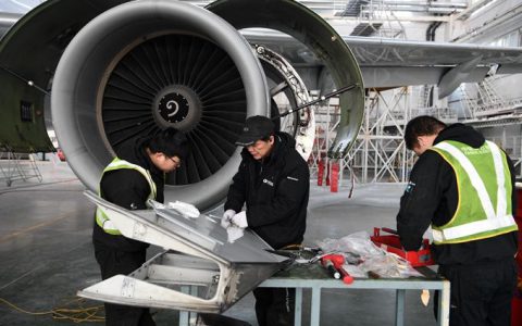 乘客向飞机扔硬币 被判赔12万-航拍网