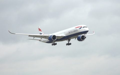 英航客机重着陆后受损 后续回程航班取消-航拍网