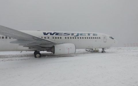 西捷航空一客机雪天着陆时冲出跑道-航拍网