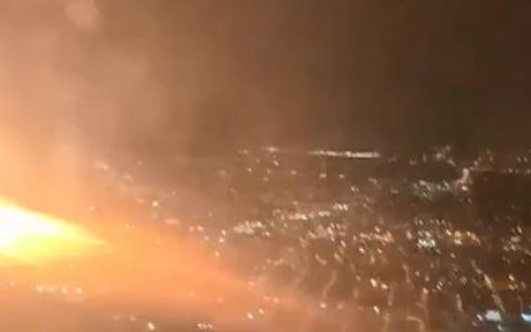 波音再出问题 飞机起飞后引擎喷火-航拍网