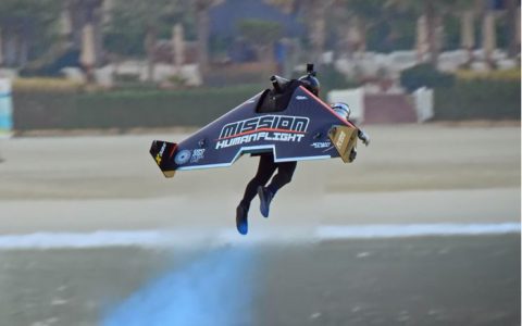喷气背包飞行者飞到6000英尺高空 创造新纪录-航拍网
