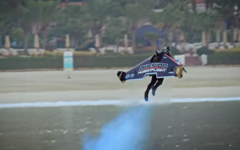 离钢铁侠飞行梦更进一步 Jetman Dubai发布最新视频-航拍网