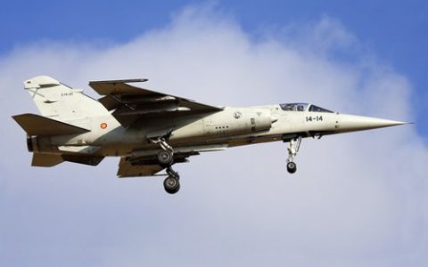 西班牙空军一架飞机训练期间坠毁 一名飞行员身亡-航拍网