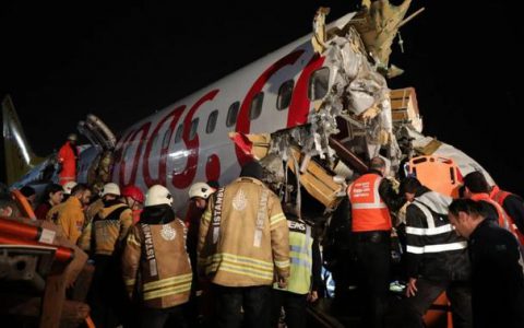 土耳其一客机降落时断成三截 已致3死179伤-航拍网