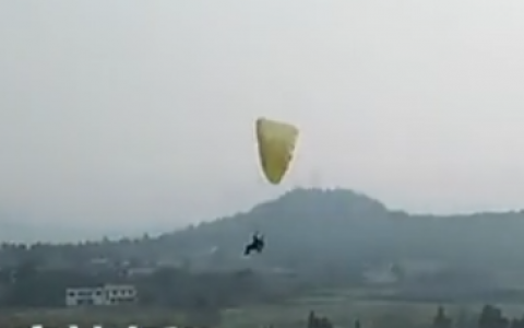 退役空军特种兵驾滑翔伞宣传防疫-航拍网