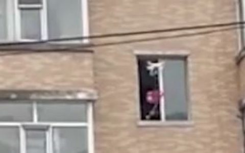 花式秀恩爱!女子无人机送戒指被口罩大叔截胡-航拍网