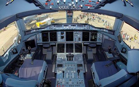 欧洲航空局:不得在驾驶舱喝饮料 或致发动机关闭-航拍网