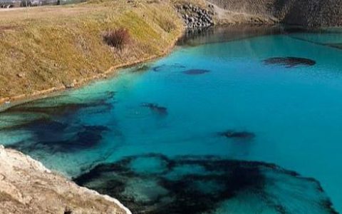 英国警方无人机驱赶游客未果竟走极端 向湖中倒入墨水破坏风景-航拍网