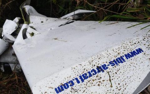 哥伦比亚一小型飞机失事 至少两人死亡-航拍网