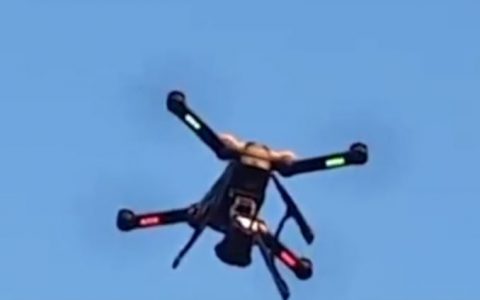 西班牙警察用无人机巡逻喊话:请离开公园,待在家里-航拍网