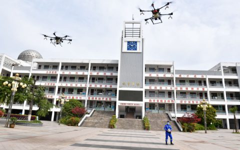 全国高三陆续复课 无人机助力高中进行校园消毒-航拍网