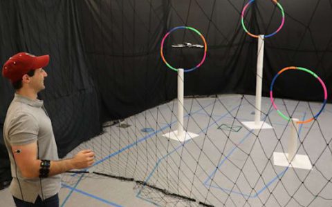 这款肌肉传感器让你握紧拳头就能控制无人机-航拍网