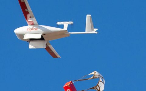 加纳使用Zipline无人机进行冠状病毒检测盒运送-航拍网